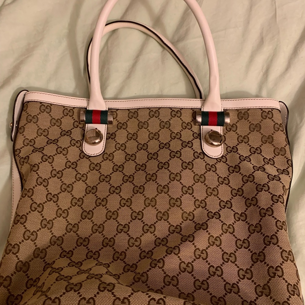 Authentic gorgeous like new fashionable Gucci purse with compartments. Must have